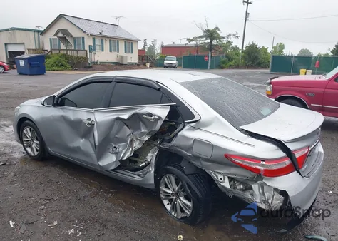 2016 Toyota Camry Le/Se/Xle/Xse z USA, uszkodzony, nr VIN 4T1BF1FK2GU584728